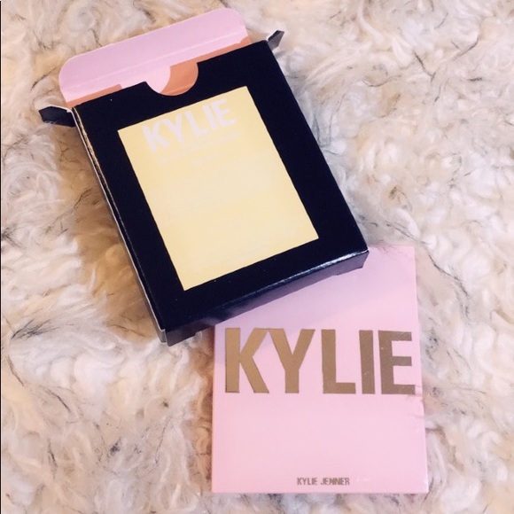 *HOST PICK* Kylie Cosmetics Kylighter in Quartz - Picture 5 of 6